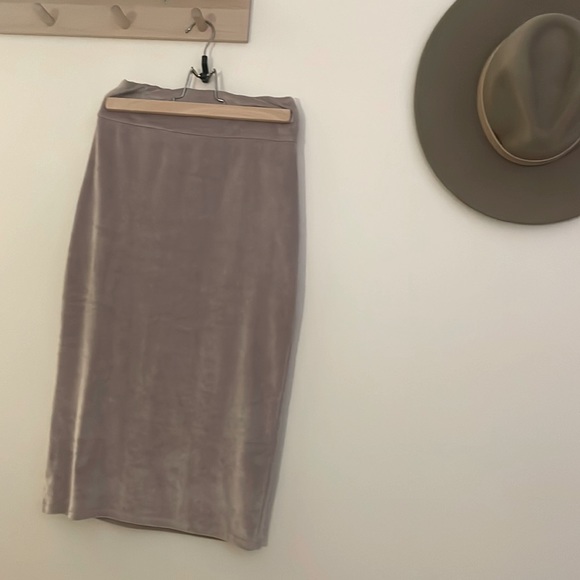 Aritzia Wilfred Free Lilac Velvet Feel Skirt - Picture 1 of 3